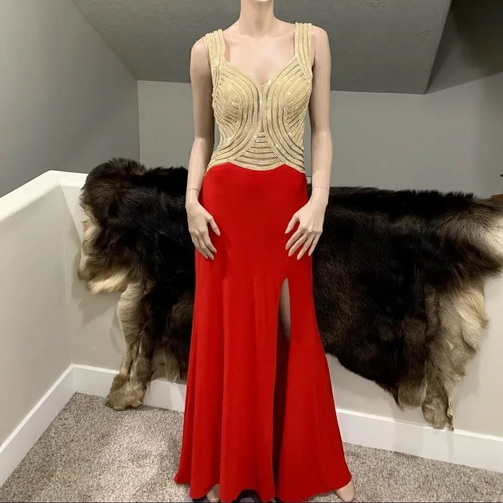 Gorgeous and Stunning Gown with Sparkling Rhinestone Contoured Pattern - Picture 2 of 16